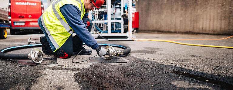 Hydraullic Line Inspection Inspection of hydraulic hose lines by authorised persons | HANSA-FLEX