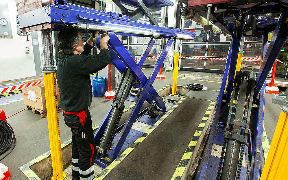 Loading Platform Inspection Inspection of lifting platforms & loading ramps | HANSA-FLEX