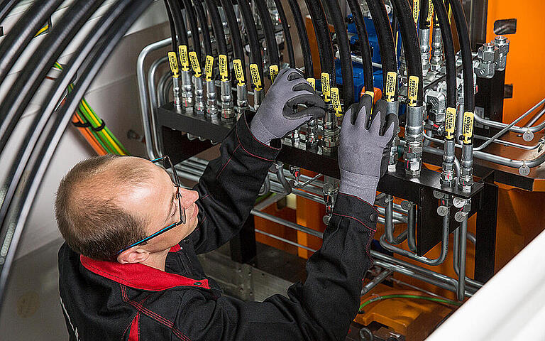 Hydraullic Line Inspection Mobile inspection of hydraulic line equipment in accordance with TRBS ...