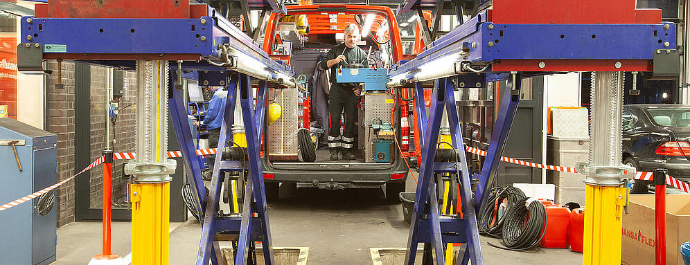 Loading Platform Inspection Inspection of lifting platforms & loading ramps | HANSA-FLEX