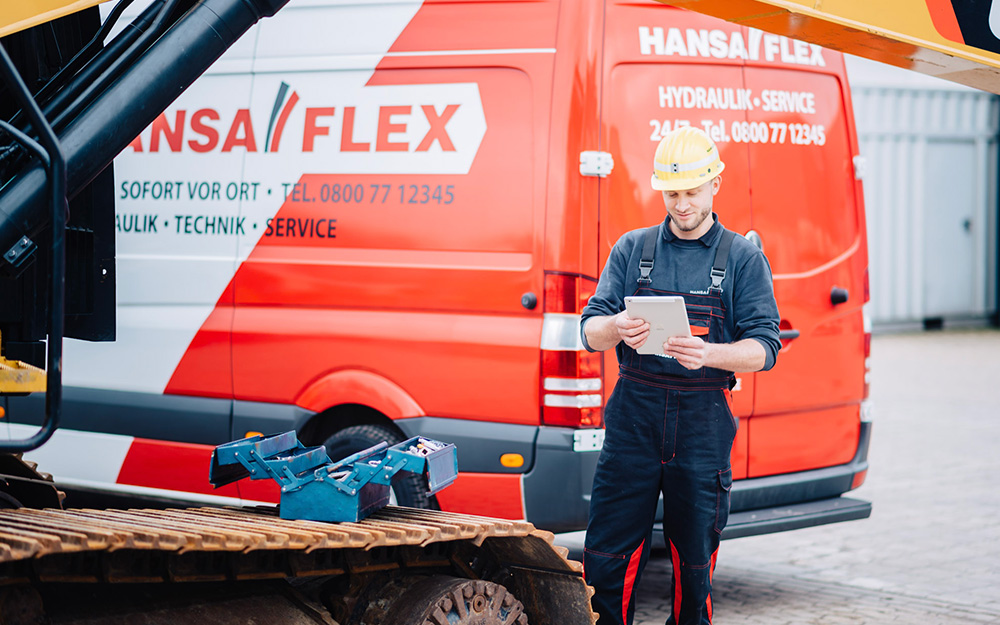 Mobiler-Hydraulik-Sofortservice - Servicemitarbeiter bei der Arbeit